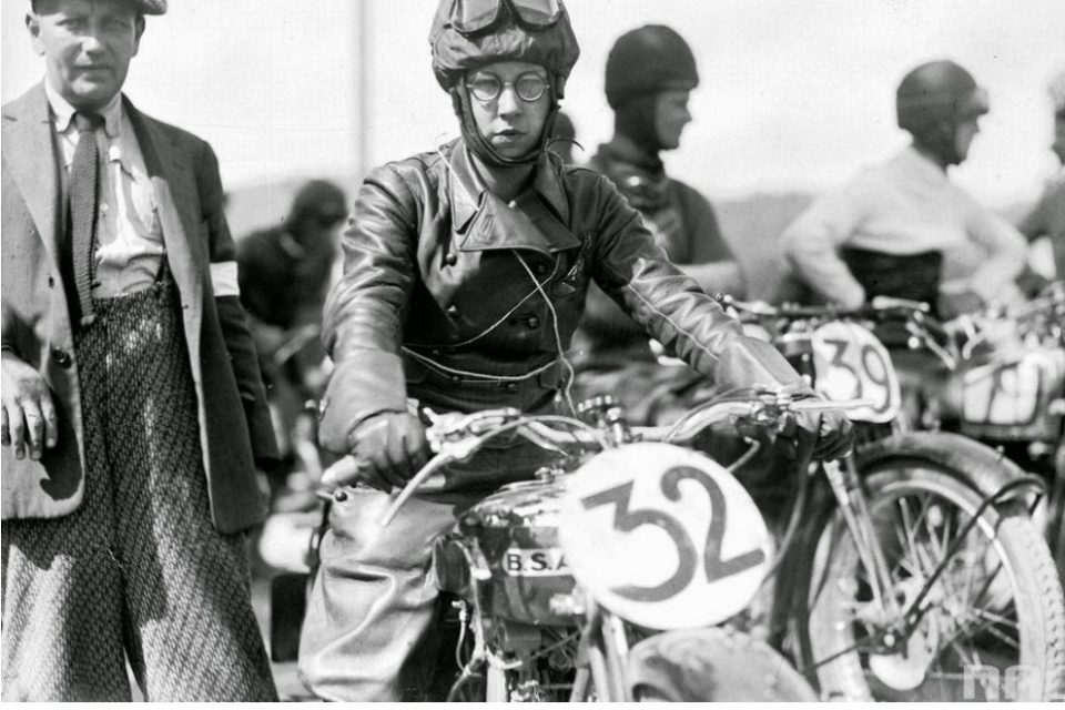 Hilda Szusterówna na motocyklu BSA 250