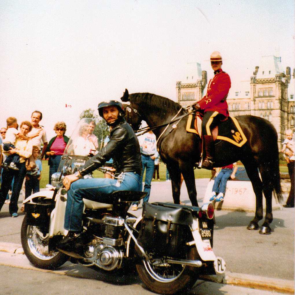 Andrzej Westman Kasprzak na Harleyu WLA z logotypem Solidarności w eskorcie Kanadyjskiej Konnej